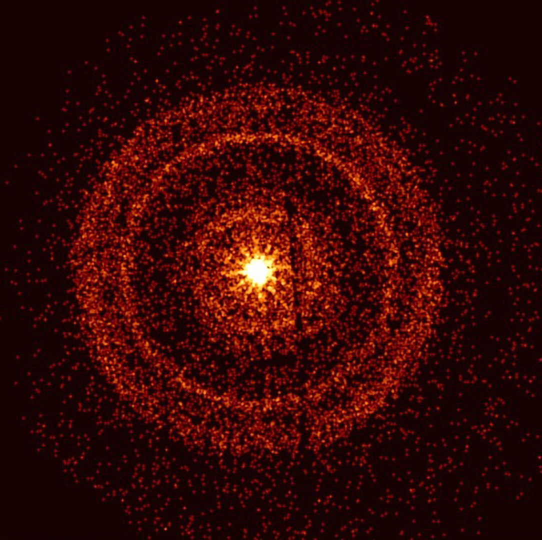 Zdjęcie poświaty rentgenowskiej rozbłysku gamma GRB221009A wykonane przez teleskop satelitarny Swift około jedną godzinę po jego pierwszej detekcji. Jasne pierścienie są efektem rozpraszania promieniowania rentgenowskiego przez pył Drogi Mlecznej, który w innych okolicznościach (tzn. poza płaszczyzną Galaktyki) byłby niewidoczny. Ciemne pionowe linie są efektem instrumentalnym. Źródło: NASA/Swift/A. Beardmore (University of Leicester)