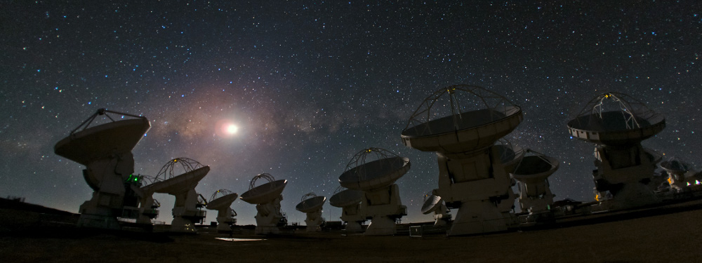 Teleskopy ALMA. Źródło: Wikimedia Commons