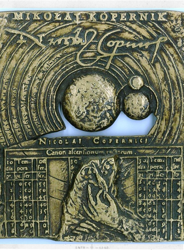 50 lat temu, a więc w okrągłą 500 rocznicę urodzin Mikołaja Kopernika nasz przyjaciel profesor Józef Stasiński – jeden z najwybitniejszych polskich medalierów – uczcił Mikołaja Kopernika okolicznościowym medalem. 
