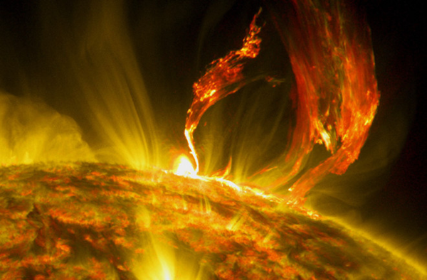 CME, który został wyrzucony ze Słońca 18 czerwca 2015 roku, sfotografowany przez sondę Solar Dynamics Observatory (SDO). Źródło: NASA