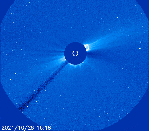 Koronalny wyrzut masy (ang. CME, coronal mass ejection) wystrzelony w kosmos 28 października przez eksplodującą plamę słoneczną AR2887 zmierza w stronę Ziemię.