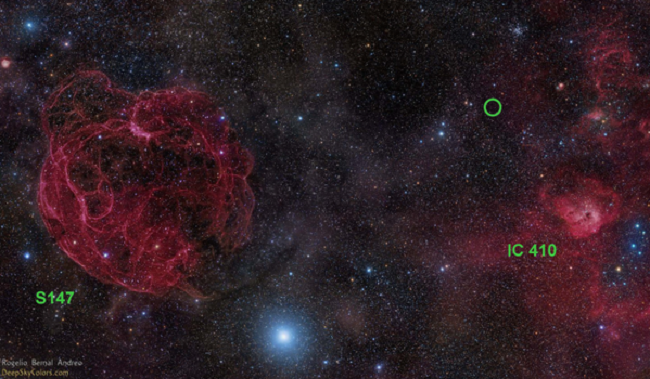 Teleskop Arecibo zarejestrował krótki i tajemniczy sygnał radiowy, który wydaje się, że pochodzi spoza Drogi Mlecznej. Zdjęcie przedstawia optyczny obraz fragmentu gwiazdozbioru Woźnicy gdzie został zarejestrowany szybki rozbłysk radiowy: FRB 121102. Jego pozycję zaznaczono zielonym kółkiem. W jego sąsiedztwie, po lewej, widzimy pozostałość po wybuchu supernowej S147, a po prawej obszar formowania gwiazd, IC 410. Źródło: NAIC - Arecibo Observatory.