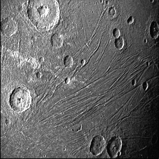 To zdjęcie “ciemnej” strony Ganimedesa zostało wykonane przez kamerę Stellar Reference Unit Juno podczas jej przelotu w pobliżu tego księżyca 7 czerwca 2021 r.