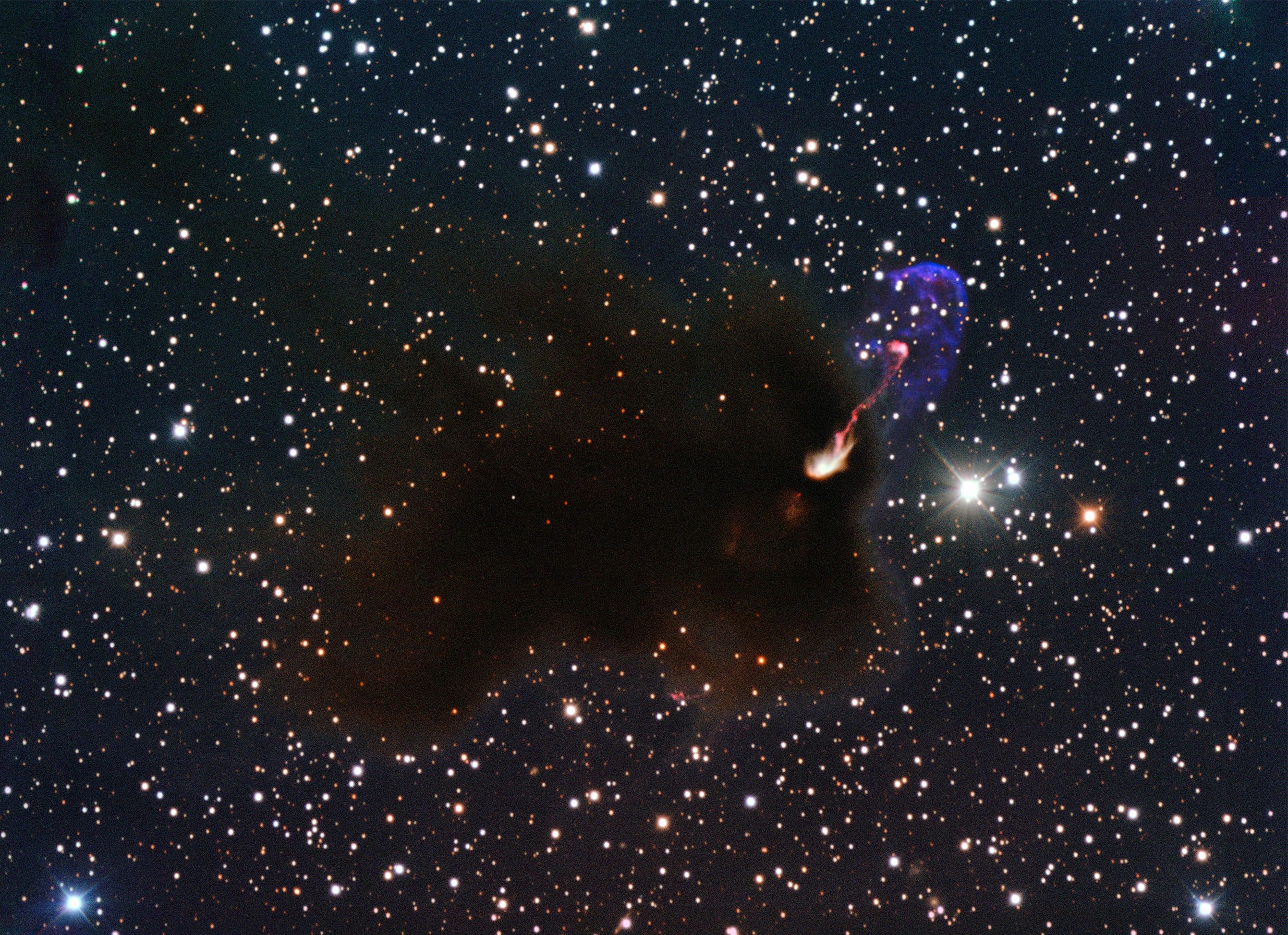 Na ilustracji: Zdjęcie obiektów Herbig-Haro 46/47 (HH 46/47) w zakresie optycznym wykonane przez 3,6m teleskop NTT w obserwatorium La Silla (Chile). Widać dżety wyłaniające się z ciemnych obłoków gwiazdotwórczych. Zdjęcie zostało obrócone o 90 stopni zgodnie z kierunkiem wskazówek zegara, aby umożliwić porównanie HH 46/47 w zakresie optycznym ze zdjęciem w podczerwieni z Teleskopu Webba. Źródło: ESO/Bo Reipurth
