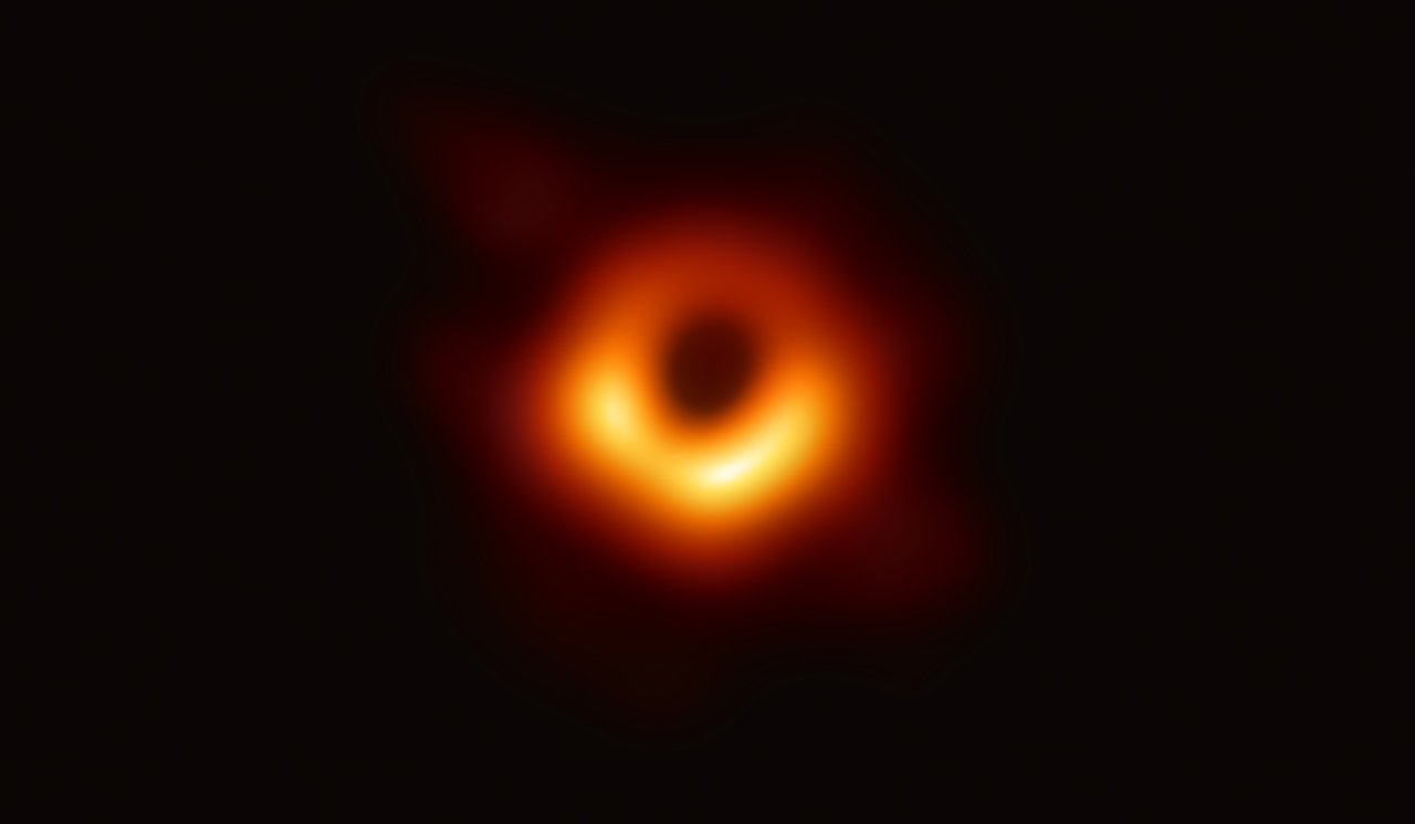 Zdjęcie cienia supermasywnej czarnej dziury w galaktyce M87