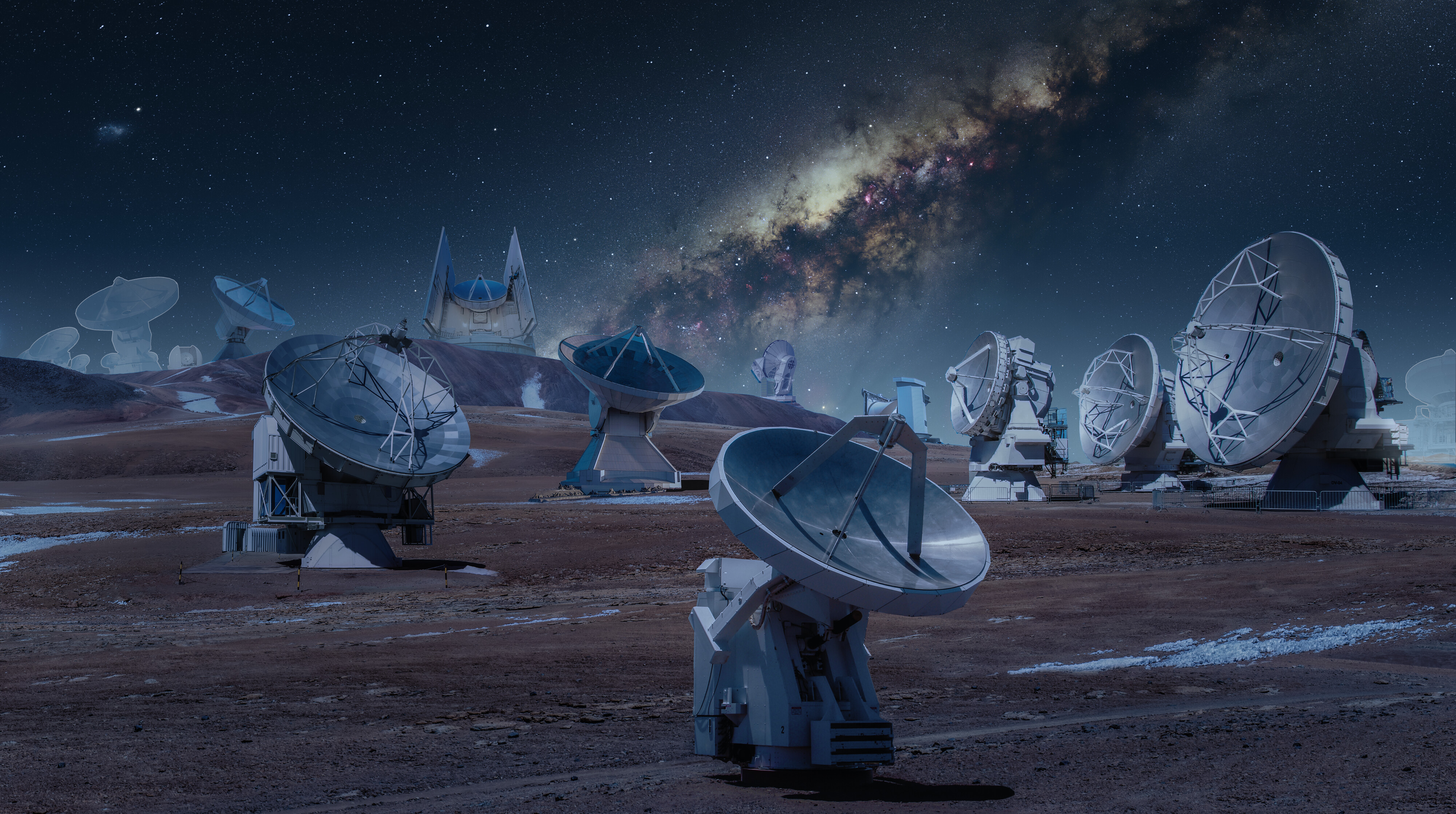 Składanka zdjęć obserwatoriów radiowych, które tworzą sieć Teleskopu Horyzontu Zdarzeń (EHT)