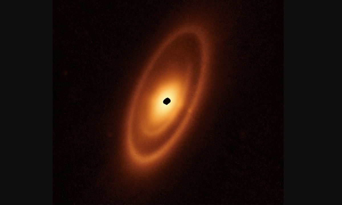 Kosmiczny Teleskop Jamesa Webba uchwycił obraz dysku otaczającego młodą gwiazdę Fomalhaut za pomocą instrumentu działającego w zakresie średniej podczerwieni. Wewnętrzne pasy materii zostały odkryte przez Webba po raz pierwszy. (NASA, ESA, CSA, A. Pagan (STScI), A. Gáspár)