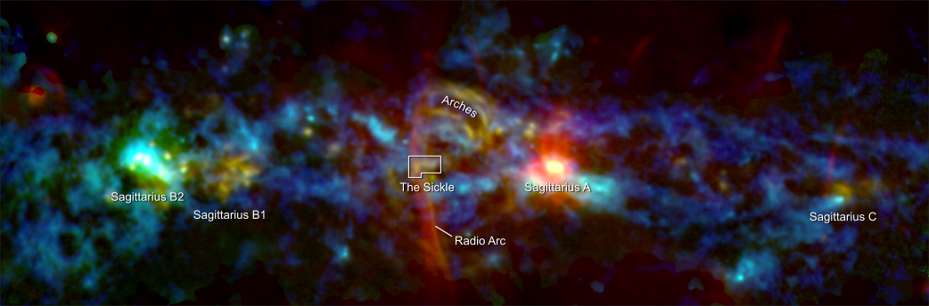 Widok Centralnej Strefy Molekularnej w naszej Galaktyce rozciągający się na ~750 l.św. (~1,6° na niebie). Jest to największa i najgęściej upakowana w Drodze Mlecznej grupa ogromnych obłoków molekularnych – materiału do formowania dziesiątek milionów gwiazd. Ten widok łączy archiwalne obrazy w podczerwieni (λ=850μm, tutaj mapowany jako kolor niebieski) zakresie mikrofalowym (zielony, λ=2mm) i radiowym (czerwony, λ=19,5cm). Kolor niebieski i seledynowy w kompleksie molekularnym Sagittarius B2 ujawnia obecność zimnego pyłu i gwiazd w najwcześniejszych etapach powstawania. Żółty kolor w kompleksie Sagittarius B1 wskazuje na dużą ilość zjonizowanego gazu i obszarów w późniejszej fazie powstawania gwiazd. Kolor czerwony i pomarańczowy oznacza obszary z emisją promieniowania synchrotronowego (np. Sagittarius A, Łuk Radiowy/Radia Arc, Sierp/The Sickle) Źródło: NASA’s Goddard Space Flight Center