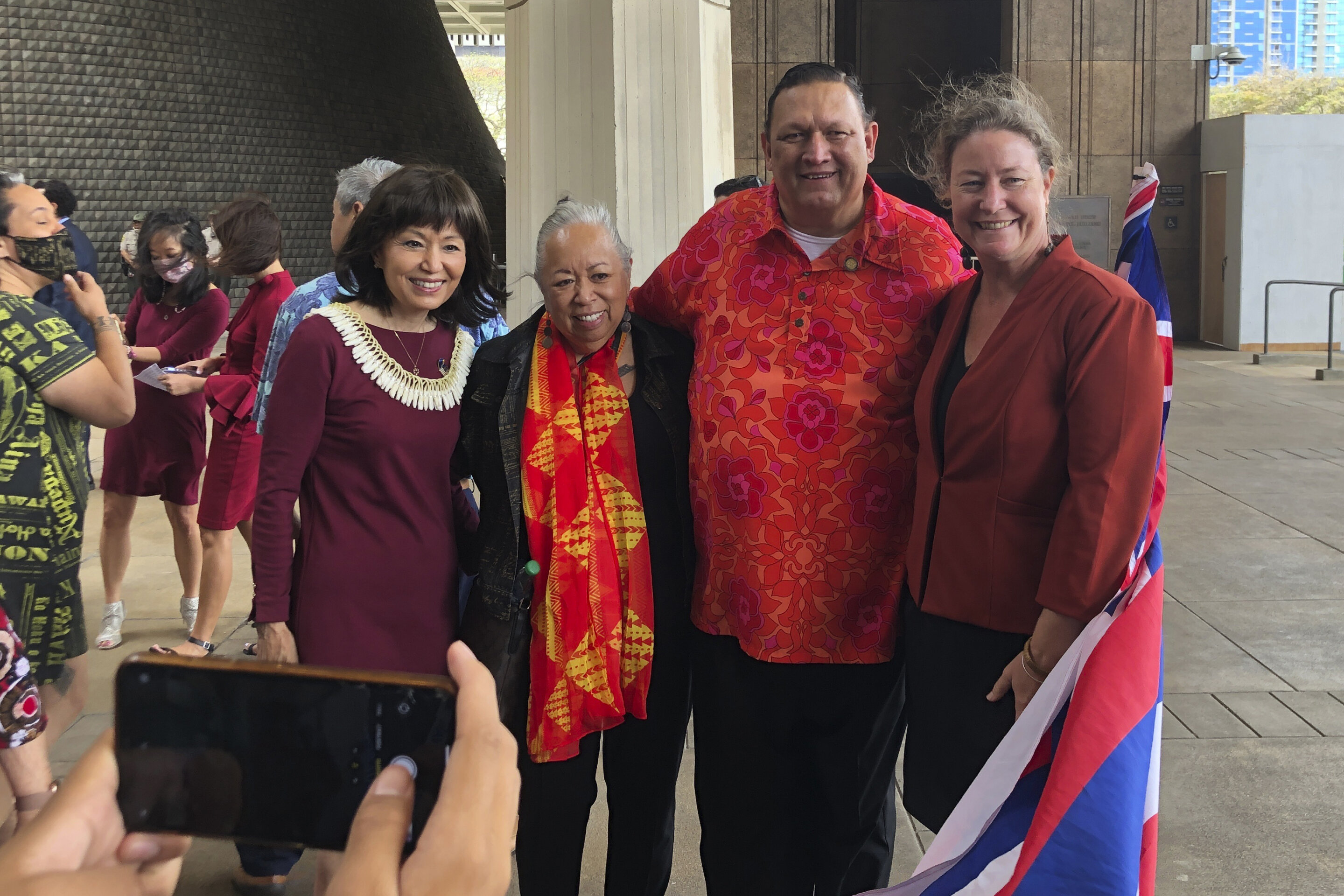 Na zdjęciu: Od lewej: senator stanowy Donna Mercado Kim, aktywista Noe Noe Wong-Wilson, senator stanowy Kurt Fevella i senator stanowy Laura Acasio pozują do zdjęć na zakończenie sesji legislacyjnej na Kapitolu Stanowym na Hawajach w Honolulu, 4 maja 2022 roku. Potrzeby astronomów zdominowały Mauna Kea na 50 lat, ale zmienia się to dzięki nowemu prawu, wg. którego góra święta dla rdzennych Hawajczyków musi być chroniona dla przyszłych pokoleń, a nauka musi być zrównoważona z kulturą i środowiskiem. Źródło: AP Photo/Audrey McAvoy, File