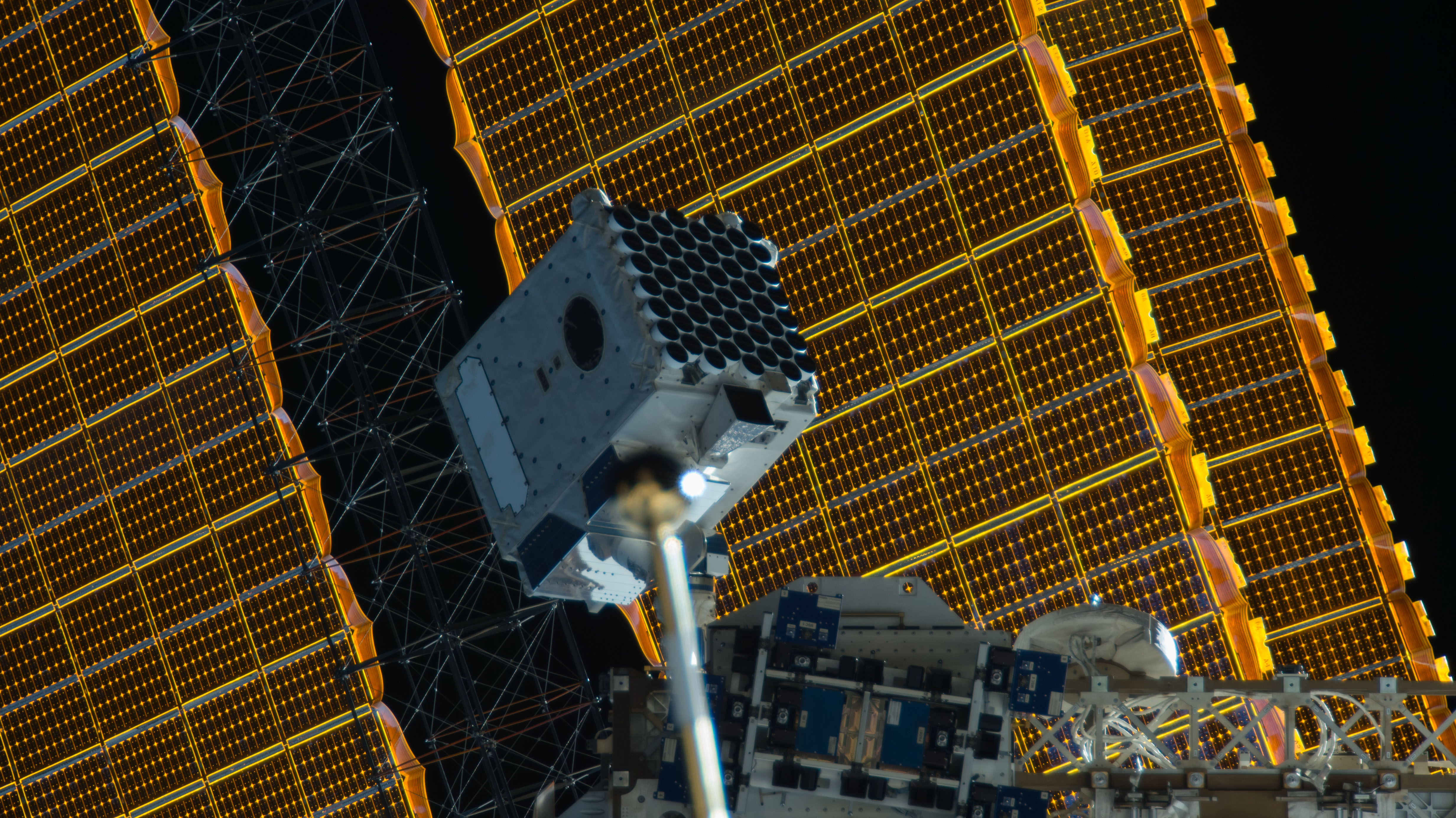 Instrument NICEr na ISS. Źródło: NASA
