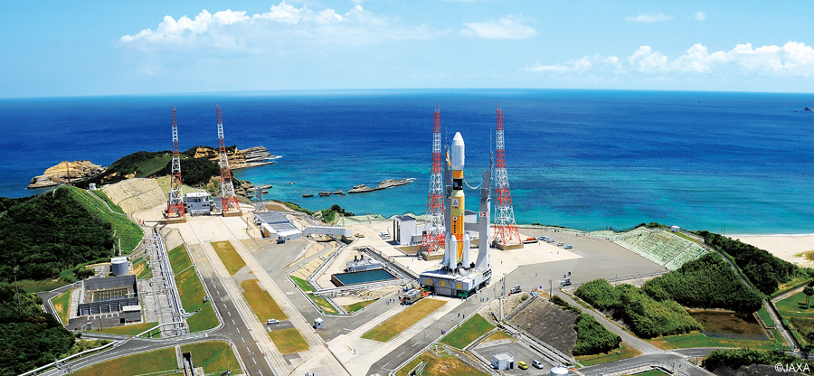 Rakieta H-II przed Centrum Lotów Kosmicznych w Tsukuba. Źródło: JAXA