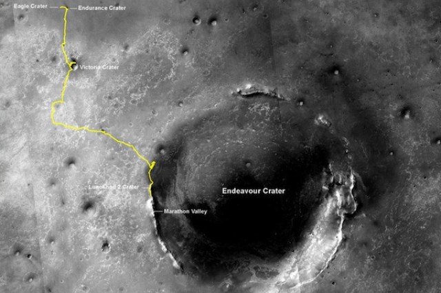 Żółta linia na mapie przedstawia trasę jaką przebył Opportunity: od miejsca lądowania w kraterze Orzeł do ostatniej przejażdżki 27. lipca. Źródło: NASA/JPL-Caltech/MSSS/NMMNHS