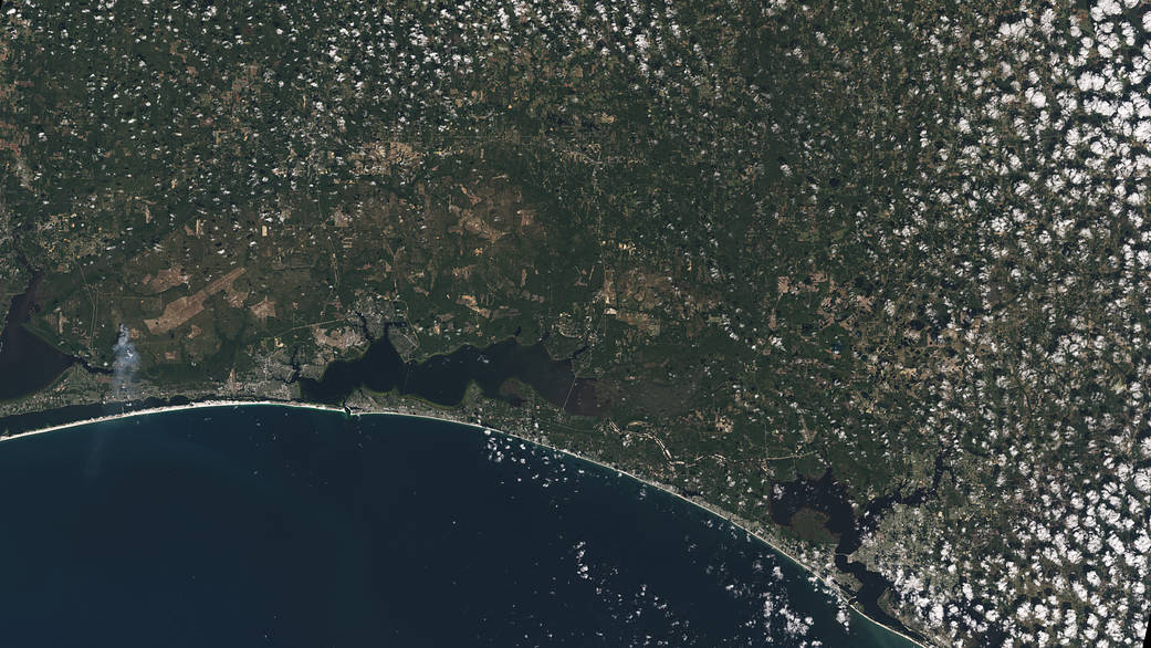  Białe piaski Pensacola Beach wyróżniają się na zdjęciu z Landsat 9 przedstawiającym Florydę Zachodnią. Miasto Panama widoczne jest pod chmurami przypominającymi prażoną kukurydzę. Landsat 9 i inne satelity teledetekcyjne pomagają śledzić zmiany w liniach brzegowych, w tym rozwój miast i potencjalny wpływ podnoszącego się poziomu mórz.