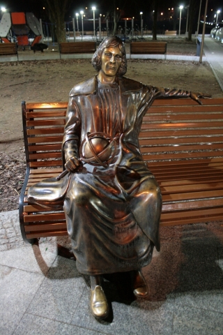 Mikołaj Kopernik na ławeczce w Astro-parku w Ełku. Źródło: Forum Astronomiczne.pl/