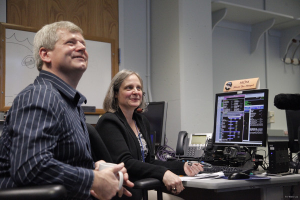 Operatorka misji New Horizons Alice Bowman oraz członek zespołu Karl Whittenburg obserwują ekrany w oczekiwaniu na dane z sondy potwierdzające, że statek kosmiczny wybudził się ze stanu hibernacji. Źródło: www.nasa.gov