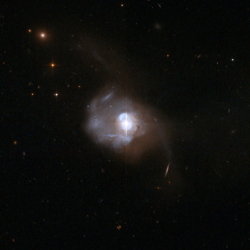 Zdjęcie pochodzące z Kosmicznego Teleskopu Hubble'a ukazuje wyjątkowo jasną poświatę centrum galaktyki aktywnej Markarian 231 