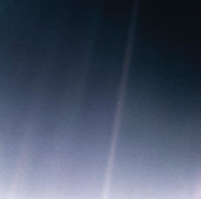 Mała błękitna kropka, czyli Ziemia sfotografowana przez sondę Voyager w 1990 r.