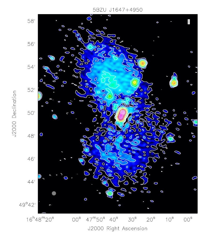 Na ilustracji: Radiowy obraz blazara o nazwie katalogowej 5BZU J1647+4950. Obserwacje pochodzą z sieci teleskopów LOFAR. Dzięki bardzo wysokiej czułości instrumentu widać tu ogromną radiową strukturę przypominającą dwa poszarpane płaty, mierzące około 3 miliony lat świetlnych (co odpowiada około 2.5x1019 km)! W centrum obiektu znajduje się supermasywna czarna dziura, a emisja związana z pochłanianiem przez nią materii uwidacznia się między innymi w formie zagiętego radiowego dżetu, widocznego jako wydłużona, silna struktura w samym centrum mapy. W tym przypadku jest on skierowany w naszym kierunku. Szare kółko w lewym dolnym rogu mapy określa zdolność rozdzielczą obserwacji. Źródło: Publikacja zespołu.