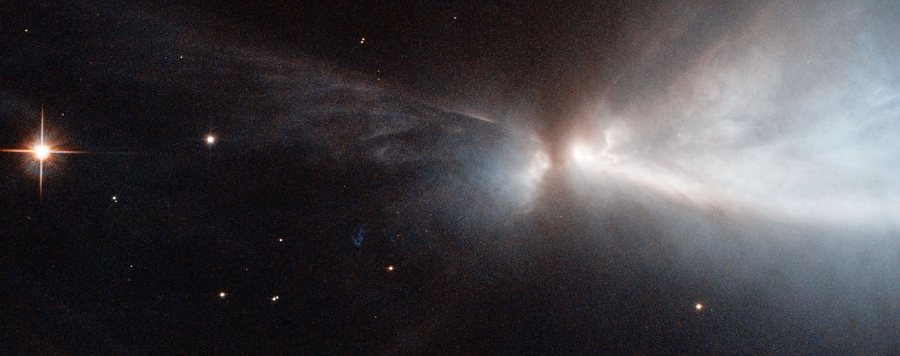 Obraz obiektu Herbiga-Haro 909A (HH 909A) wykonany przez Kosmiczny Teleskop Hubble’a. HH 909A znajduje się w obłoku gwiazdotwórczym Cha I w gwiazdozbiorze Kameleona w odległości ~500 l.św. od Ziemi. Młoda gwiazda w środkowej części zdjęcia wyrzuca wąskie strumienie gazu (dżety) z obszarów biegunowych, tworząc ulotną strukturę mgławicową HH 909A. Źródło: NASA, ESA. Kevin Luhman (Pennsylvania State University) i Judy Schmidt