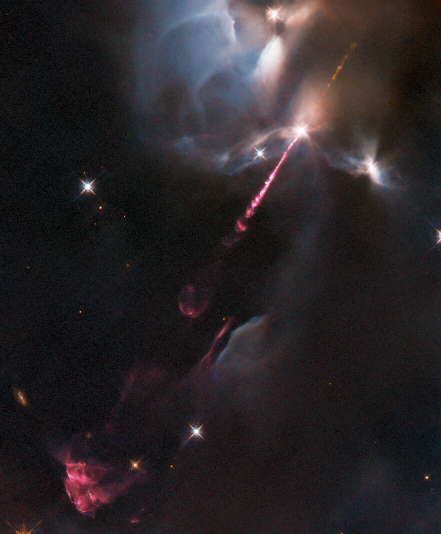 Obraz obiektu Herbiga-Haro 34 (HH 34) wykonany przez Kosmiczny Teleskop Hubble’a za pomocą instrumentu WFC3. HH 34 jest to kolorowa i delikatna struktura mgławicowa rozciągająca się w dolnej lewej części zdjęcia. Wzdłuż przekątnej zdjęcia widać dżet gazowy, który został wyrzucony przez bardzo młodą gwiazdę (protogwiazdę) w najwcześniejszej fazie jej powstawania. Dżet porusza się z naddźwiękową prędkością od protogwiazdy i zderza się z otaczającą materią, generując falę uderzeniową, która rozgrzewa tą materię i powoduje jej świecenie. HH 34 znajduje się w odległości ~1250 l.św. od Ziemi w pobliżu Mgławicy Oriona. Źródło: ESA/Hubble & NASA, B. Nisini