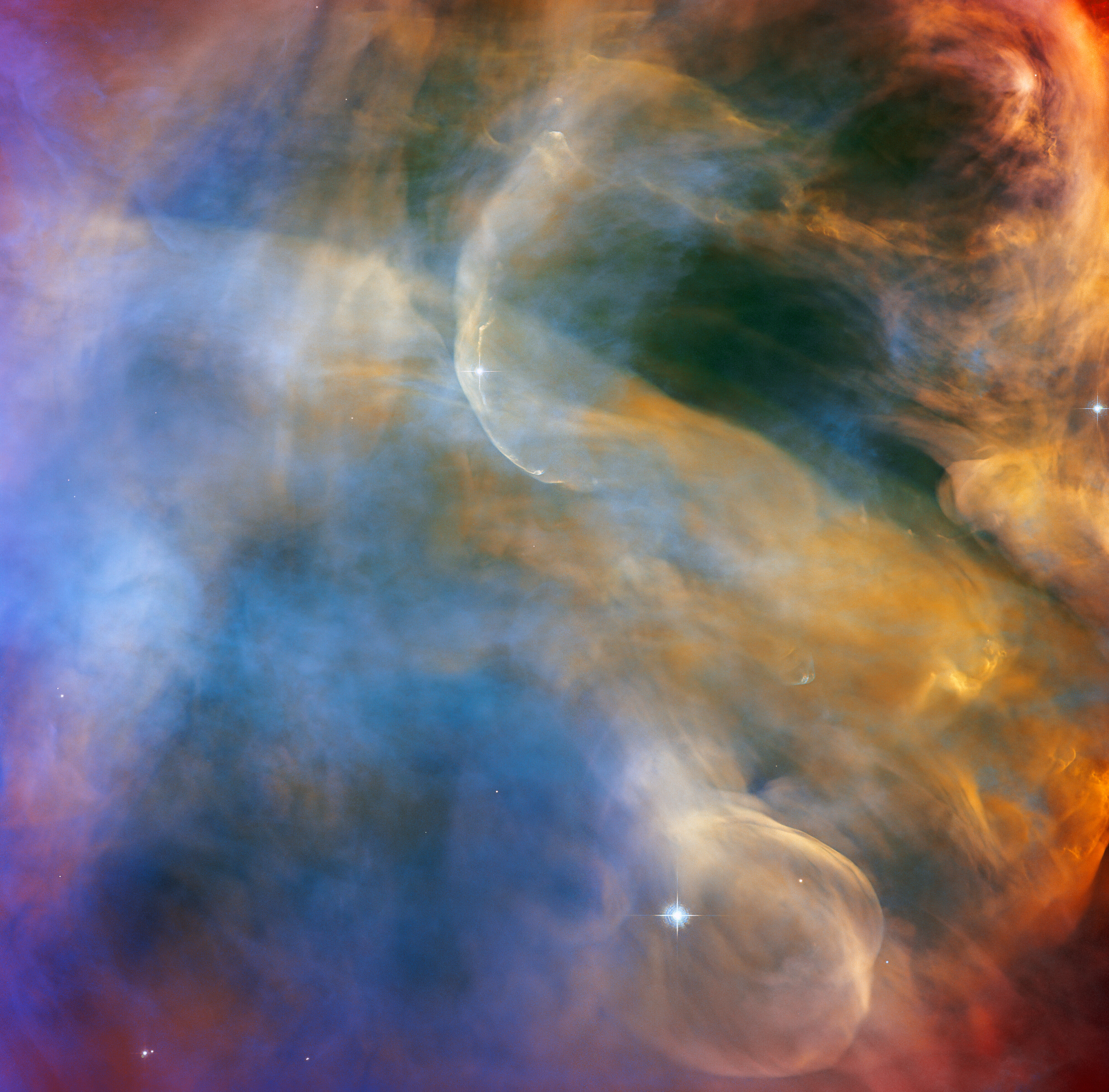 Obraz obiektu Herbiga-Haro 505 (HH 505) wykonany przez Kosmiczny Teleskop Hubble’a za pomocą instrumentu ACS. W przypadku HH 505 wypływy materii pochodzą od młodej gwiazdy IX Ori, która znajduje się na brzegu Mgławicy Oriona w odległości ~1000 l.św. od Ziemi. HH 505 jest widoczne w dolnej i górnej części zdjęcia jako jasne, przepiękne i wygięte w łuk obłoki pyłowo-gazowe. Źródło: ESA/Hubble and NASA, J Bally, Acknowledgement: MH Özsaraç