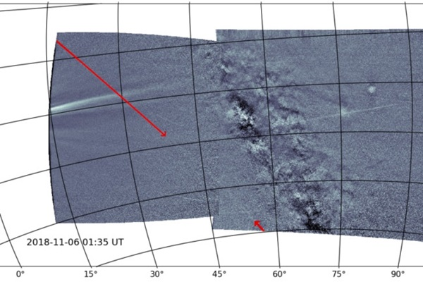 Na tym zdjęciu z Parker Solar Probe między dwoma czerwonymi strzałkami widoczne jest pasmo pyłu związane prawdopodobnie z asteroidą 3200 Phaethon. Odpowiada ono za aktywność grudniowego roju Geminidów. Źródło: Brendan Gallagher and Karl Battams/NRL