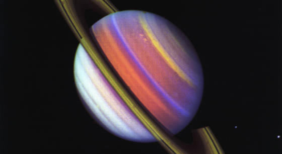 Na zdjęciu: Saturn sfotografowany przez sondę Voyager 2 w ultrafiolecie oraz świetle fioletowym i zielonym