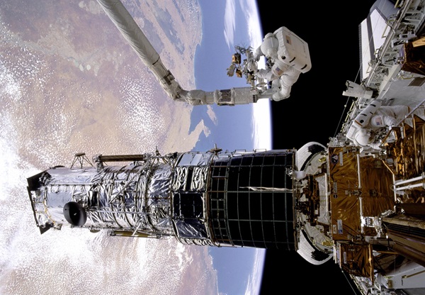 Astronauci naprawiają Kosmiczny Teleskop Hubble'a podczas pierwszej misji serwisowej w 1993 roku z udziałem promu kosmicznego Endeavour. Źródło: NASA