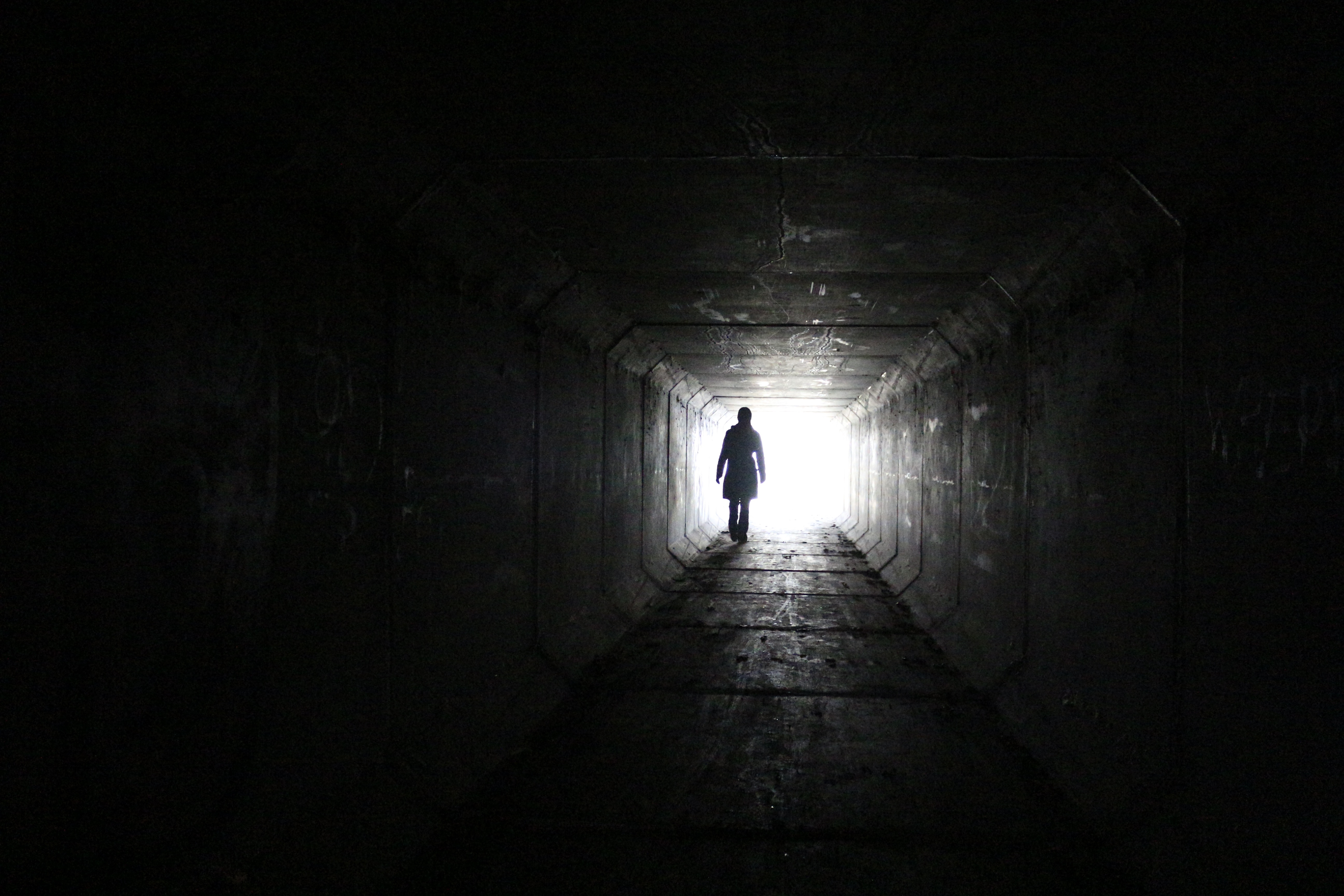 Osoba w ciemnym tunelu