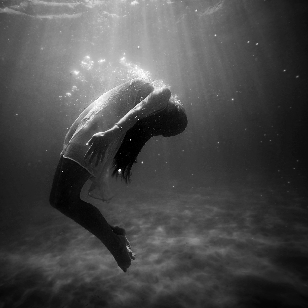 Kobieta nurkująca pod wodą