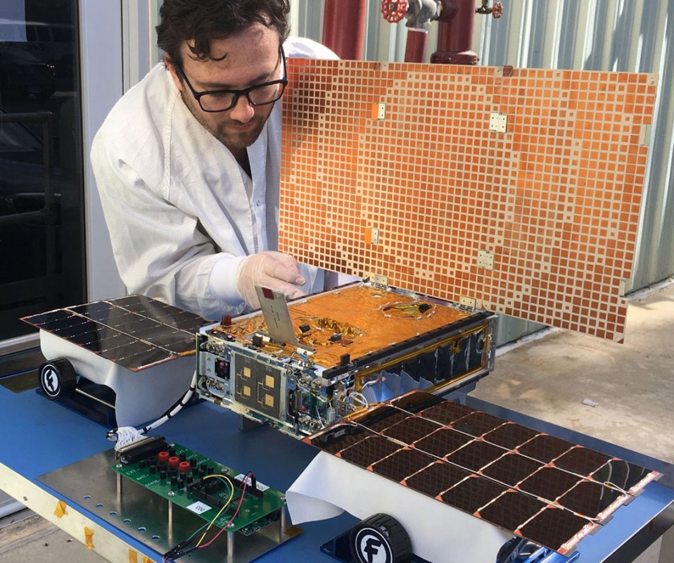 Testy paneli baterii słonecznych w sondzie MarCO
