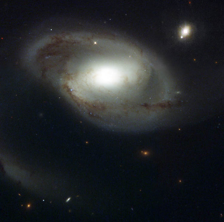 Galaktyka spiralna  NGC 4319 z położonym znacznie dalej kwazarem Markarian 205