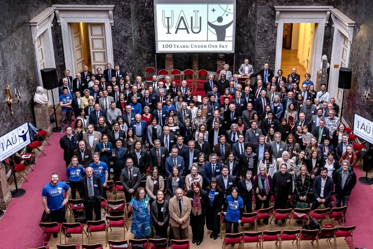 Uczestnicy konferencji z okazji 100 lat IAU