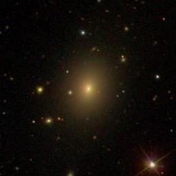 Obraz optyczny blazara Markarian 501 pochodzący z przeglądu nieba Sloan Digital Sky Survey.
