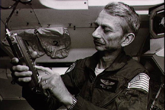 Owen Garriott na pokładzie promu kosmicznego Columbia (1983 rok).