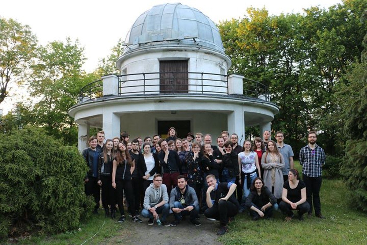 Uczestnicy Konferencji Studenckich Astronomicznych Kół Naukowych (KSAKN) w obserwatorium astronomicznym w Piwnicach koło Torunia