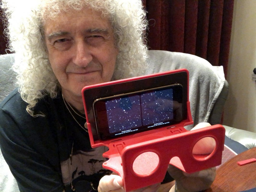 Brian May prezentuje zdjęcia stereoskopowe Proximy Centauri w zaprojektowanej przez siebie przeglądarce "OWL Viewer"