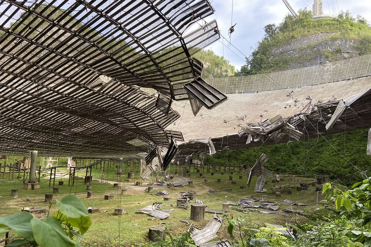 Uszkodzona czasza radioteleskopu Arecibo