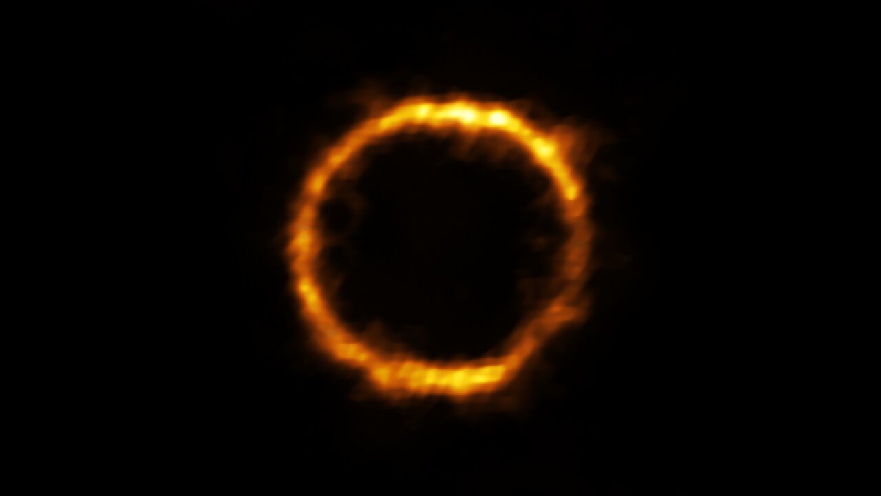Galaktyka SPT0418-47 widoczna jako pierścień (to efekt soczewkowania grawitacyjnego)