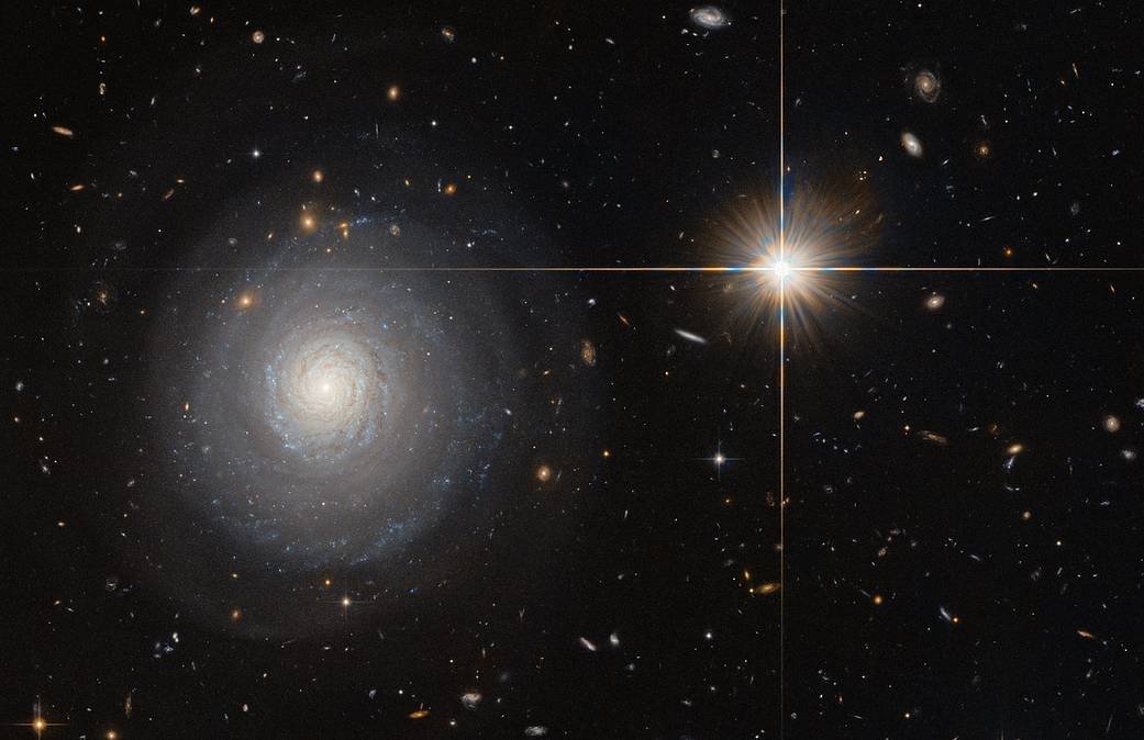 Galaktyka gwiazdotwórcza MCG+07-33-027 widziana przez Kosmiczny Teleskop Hubble'a