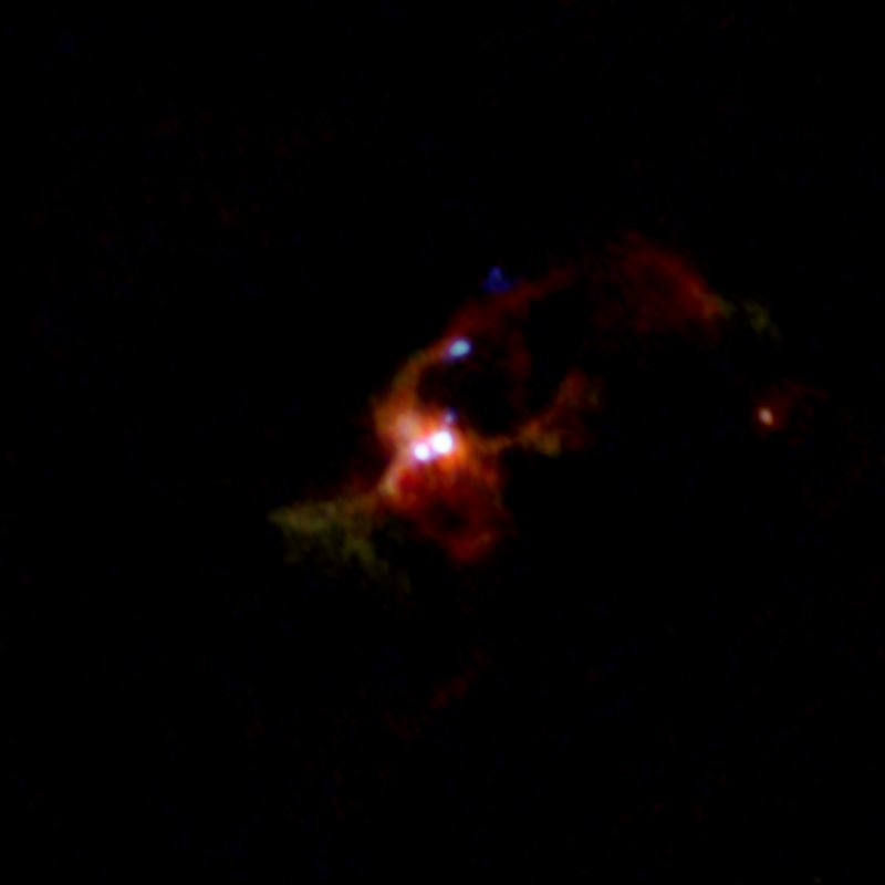 Kompozycja obrazów z ALMA przedstawiająca masywną podwójną protogwiazdę IRAS 16547-4247.