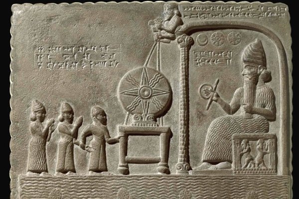 Licząca mniej więcej 2800 lat babilońska tabliczka przedstawia kapłanów w świątyni Słońca w Sippar, domu kultu Słońca