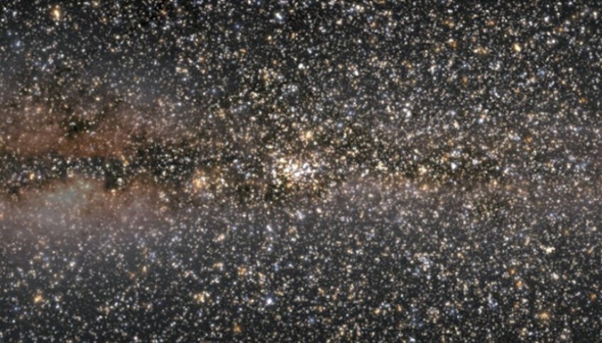 Panoramiczny widok pobliskiej gromady gwiazd Alfa Persei i jej halo.