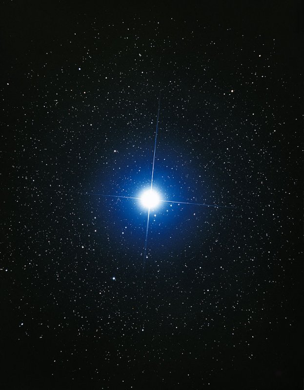 Syriusz - jedna z najjaśniejszych gwiazd naszego nieba. Źródło: Hubble European Space Agency/Akira Fujii -