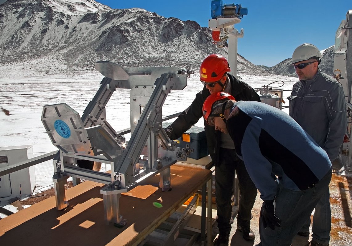 Przygotowania do instalacji instrumentu SEPIA na teleskopie APEX. Źródło: ESO/Sascha Krause