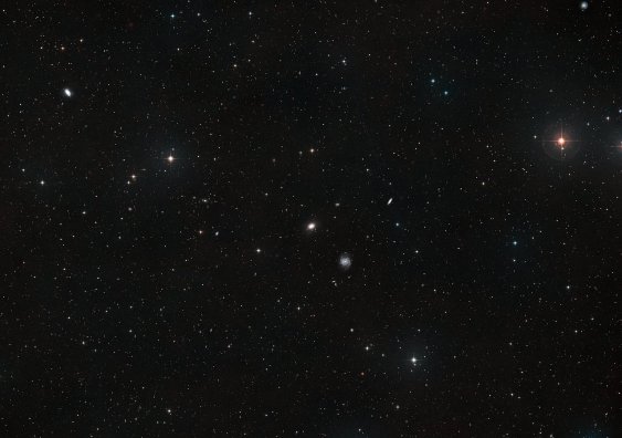 Widok nieba wokół galaktyk NGC1052-DF4 i NGC1052-DF2 - kolejnej galaktyki o niewielkiej lub zerowej ciemnej materii.