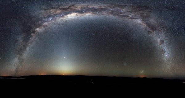 Łuk Drogi Mlecznej na południowym niebie, widziany z Obserwatorium Paranal w Chile. Źródło: ESO/H.H. Heyer