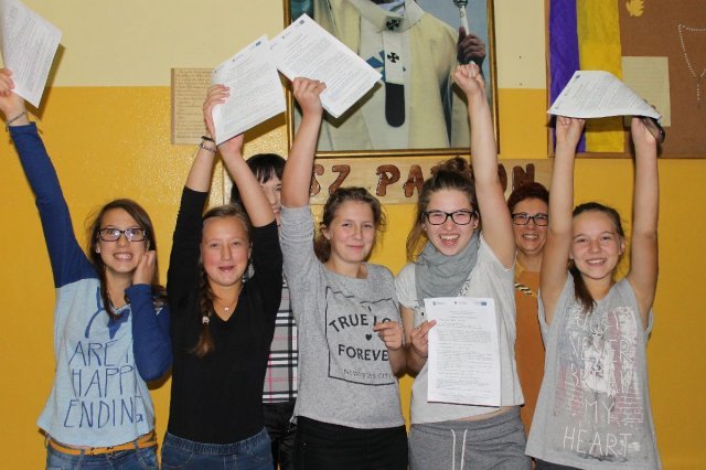  Wyróżniona szóstka dziewczyn - radość z wyjazdu do Niemiec. Źródło: Gimnazjum w Krojczynie