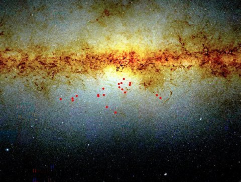 Mapa nieba w zakresie bliskiej podczerwieni w kierunku centrum Drogi Mlecznej z zaznaczonymi pozycjami kandydatów na układy podwójne (czerwone kropki). Zdjęcie obejmuje obszar o rozmiarach 20 x 15 stopni. Źródło: D. Minniti