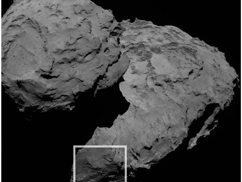 Kometa 67P/Churyumov-Gerasimenko w całej okazałości. Białą ramką zaznaczono obszar, gdzie znajduje się bardzo ciekawa formacja skalna. Źródło: ESA/Rosetta/MPS for OSIRIS Team MPS/UPD/LAM/IAA/SSO/INTA/UPM/DASP/IDA